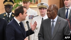 Le président ivoirien Alassane Ouattara (à dr.) avec le ministre français des Armées, Sébastien Lecornu.