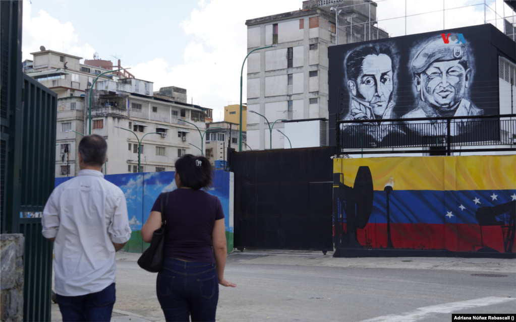  Los bustos del expresidente, Hugo Chávez, y el líder de la independencia venezolana, el &quot;libertador&quot; Simón Bolívar, plasmados en una oficina pública frente a la sede de Petróleos de Venezuela. &nbsp; 