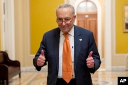 Pemimpin Mayoritas Senat AS, Chuck Schumer mengacungkan dua jempol usai Senat menyetujui RUU pendanaan pemerintah federal selama 45 hari, hari Sabtu, 30 September 2023, di Washington DC.