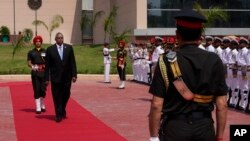 যুক্তরাষ্ট্রের প্রতিরক্ষা মন্ত্রী লয়েড অস্টিন ২০২৩ সালের ৫ জুন ভারতের প্রতিরক্ষা মন্ত্রী রাজনাথ সিং-এর সাথে একটি বৈঠকের জন্য মানেকশ সেন্টারে যৌথ একটি সামরিক গার্ড অব অনার পরিদর্শন করছেন।