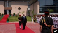 美国防长奥斯汀在新德里访问期间检阅印度军队仪仗队。（2023年6月5日）