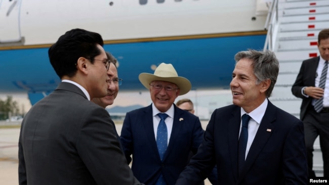 El Secretario de Estado de EEUU, Antony Blinken, llega al Aeropuerto Internacional Felipe Ángeles para reunirse con autoridades mexicanas para un Diálogo de Alto Nivel sobre Seguridad EEUU y México, en Zumpango, México, el 4 de octubre de 2023.