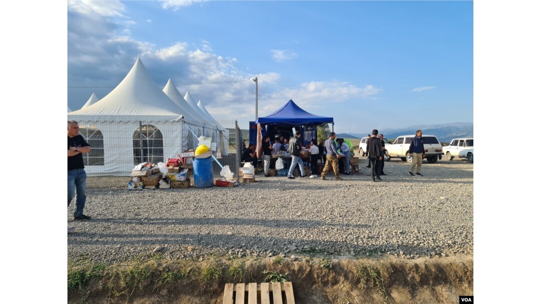 Aid workers set up humanitarian aid near the border in Kornidzor, Armenia, on Sept. 28, 2023. (Heather Murdock/VOA)