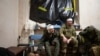 Soldados ucranianos que resultaron heridos en el campo de batalla esperan ser dados de alta de un hospital de campaña en Bájmut, Ucrania, el 26 de febrero de 2023. 