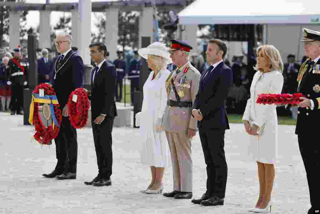 O primeiro-ministro do Reino Unido, Rishi Sunak, segundo à direita, o rei Carlos III da Grã-Bretanha e a rainha Camilla com o Presidente francês Emmanuel Macron, 3&ordf; à direita, sua esposa Brigitte Macron, 2&ordf; à direita, participam de uma cerimónia comemorativa que marca o 80&ordm; aniversário da Segunda Guerra Mundial Dia D&quot; desembarques aliados na Normandia, no Memorial&nbsp;da Segunda Guerra Mundial da Normandia Britânica de Ver-sur-Mer, 6 de junho de 2024.