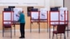 Seorang pemilih mengisi surat suara di tempat pemungutan suara di Attleboro, Massachusetts, Selasa, 5 Maret 2024. Massachusetts, adalah salah satu dari 15 negara bagian dan satu teritori yang mengadakan pemilihan pendahuluan pada Super Tuesday. (AP/Steven Senne)