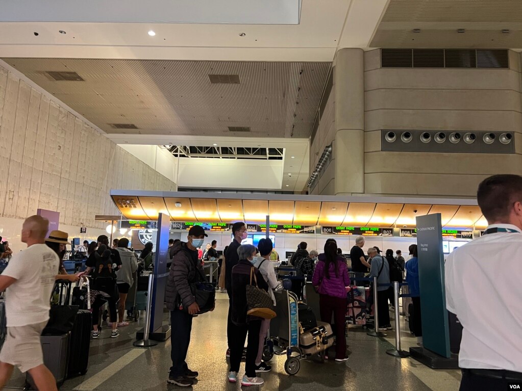 洛杉矶国际机场，国泰航空公司柜台前从洛杉矶飞往香港的华裔旅客。(photo:VOA)