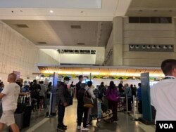 洛杉矶国际机场，国泰航空公司柜台前从洛杉矶飞往香港的华裔旅客。