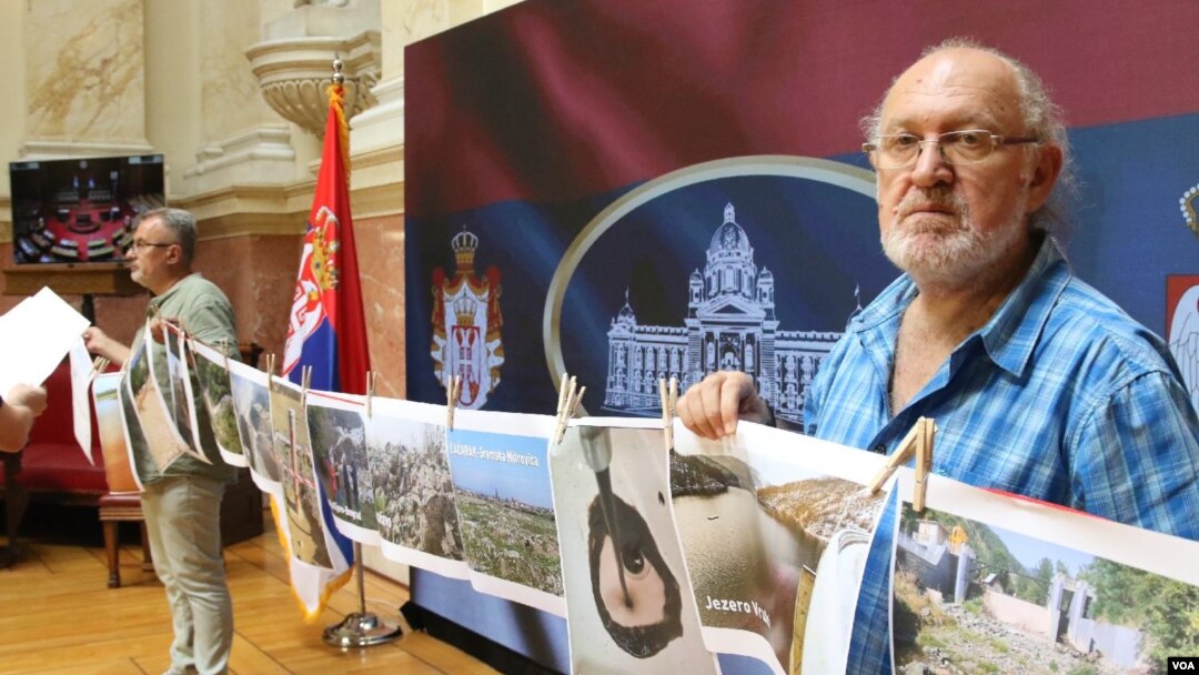 Izložba o uništavanju prirode u Srbiji koju su u holu parlamenta prikazali poslanici Ekološkog ustanka (foto: FoNet)