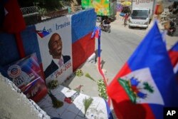 Sebuah mural bergambar mendiang Presiden Jovenel Moise menghiasi dinding di lingkungan Kenscoff di Port-au-Prince, Haiti, 21 Juli 2021. (Foto: AP)