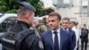 Presiden Prancis Emmanuel Macron mengunjungi kantor polisis utama di Nouema, Kaledonia Baru, pada 23 Mei 2024. (Foto: Ludovic Marin/Pool via Reuters)