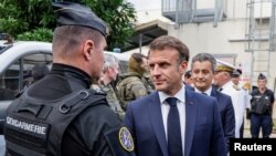 Presiden Prancis Emmanuel Macron mengunjungi kantor polisis utama di Nouema, Kaledonia Baru, pada 23 Mei 2024. (Foto: Ludovic Marin/Pool via Reuters)