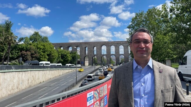 İBB Genel Sekreter Yardımcısı Mahir Polat, Kızıl Goncalar dizisinde su kemerinin uhrevi ve dünyevi simge olarak kullanılmasını anlamlı bulduğunu söylüyor.