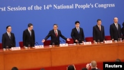 中国总理李强（中）去年在北京人大会堂出席全国人大闭幕后的记者会。（资料照片：2023年3月13日）