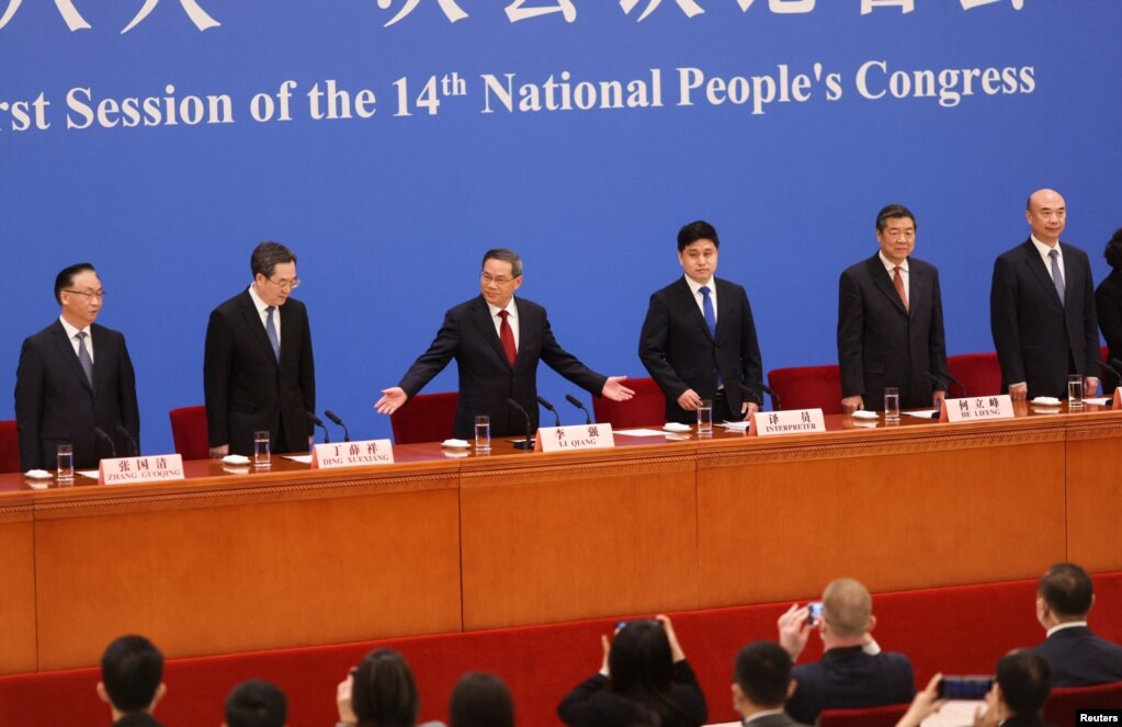 中国总理李强（中）在人大会堂出席记者会。（2023年3月13日）(photo:VOA)