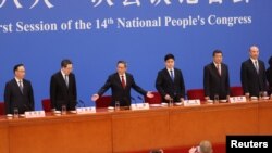中国总理李强（中）在人大会堂出席记者会。（2023年3月13日）