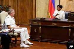 Komandan Komando Indo-Pasifik Amerika Serikat (INDOPACOM) Laksamana Samuel Paparo (kiri), disambut oleh Presiden Filipina Ferdinand Marcos Jr. di istana kepresidenan Malacanang, Manila, Filipina, Selasa, 27 Agustus 2024. (Francis Malasig/Pool Photo via AP)