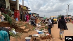 Les trottoirs de la bretelle qui conduit à l’autoroute Yaoundé- Douala occupés par les vivres au marché de Minkoameyos, à Yaoundé