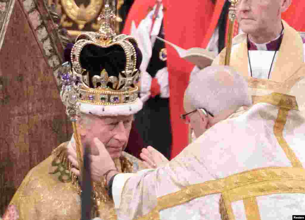 El rey Carlos III recibe la corona de San Eduardo durante su ceremonia de coronación.&nbsp;