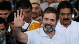 Rahul Gandhi, pemimpin senior partai Kongres oposisi utama India, melambaikan tanganya ke arah pendukung partainya setibanya di bandara New Delhi, setelah muncul di pengadilan Surat di negara bagian barat Gujarat, India, 23 Maret 2023. (REUTERS /Adnan Abidi)