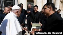 教宗方济各在梵蒂冈圣彼得广场出席与信众的每周见面会时接见中国的天主教徒。（2023年5月24日）