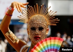 Seorang peserta parade "Tokyo Rainbow Pride" mengenakan kostum saat merayakan kemajuan dalam hak LGBTQ dan menyerukan kesetaraan legalitas dalam pernikahan, di Tokyo, Jepang 23 April 2023. (REUTERS / Issei Kato)