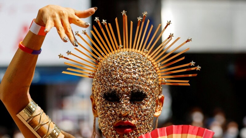 Seorang peserta parade 