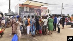 Des habitants font la queue devant un centre d'enrôlement des autorités sanitaires à Abidjan, le 10 juin 2024. AP / Diomande Ble Blonde