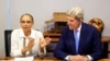 La ministra de Medio Ambiente de Brasil, Marina Silva, habla junto al enviado especial de Estados Unidos para asuntos climáticos, John Kerry, durante una conferencia de prensa en Brasilia, el martes 28 de febrero de 2023. (AP Foto/Gustavo Moreno)