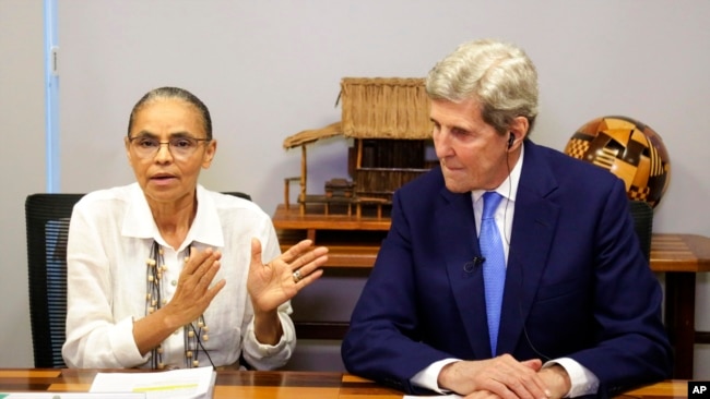 La ministra de Medio Ambiente de Brasil, Marina Silva, habla junto al enviado especial de Estados Unidos para asuntos climáticos, John Kerry, durante una conferencia de prensa en Brasilia, el martes 28 de febrero de 2023. (AP Foto/Gustavo Moreno)