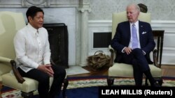 美国总统乔·拜登在白宫椭圆形办公室会晤菲律宾总统小费迪南德·马科斯。(2023年5月1日)