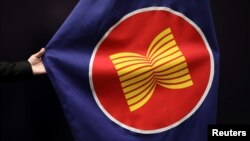 အရှေ့တောင်အာရှနိုင်ငံများအသင်း ASEAN အလံ