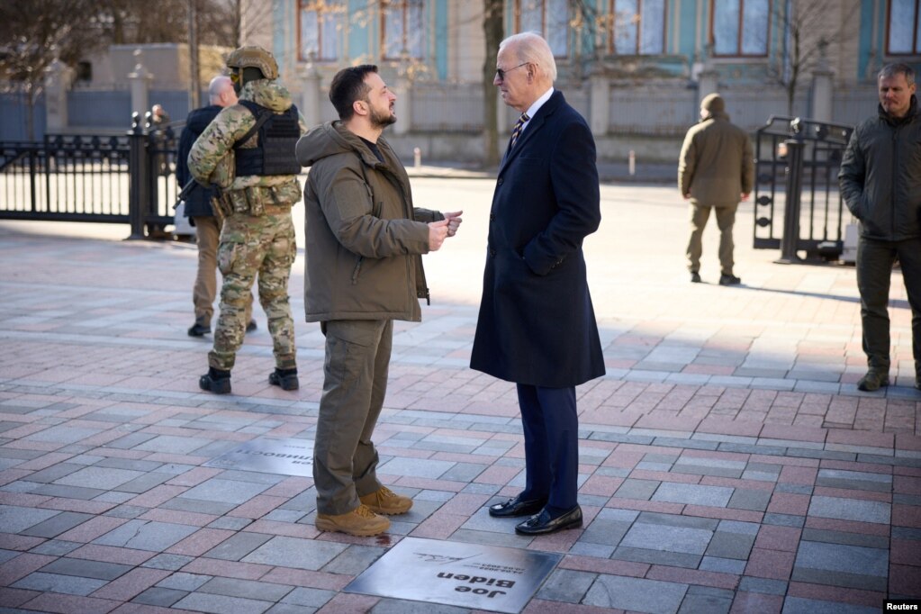 Zelenskyy luego llevó a Biden a un recorrido por el Paseo de los Valientes en Kiev. El Paseo de los Valientes consta de placas de identificación que reconocen a quienes han ayudado en la lucha contra la invasión rusa de Ucrania.
