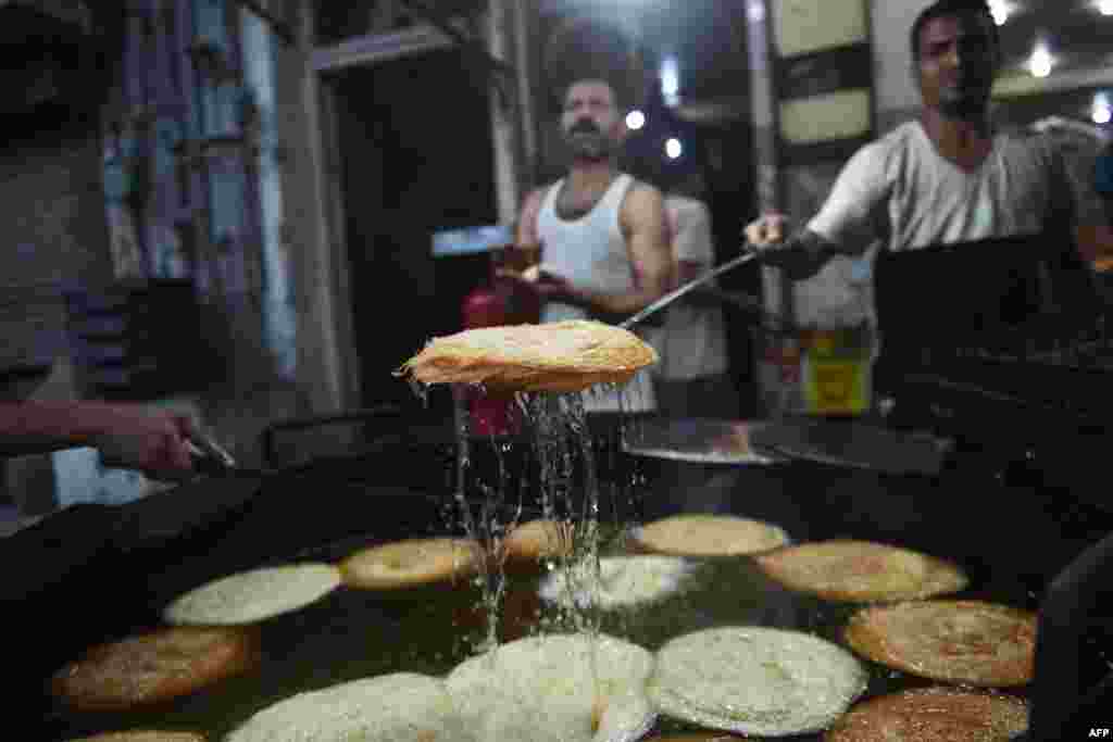 پاکستان میں رمضان کے مہینے میں کھائی جانے والی کھجلہ اور پھینی تیار کی جا رہی ہے۔