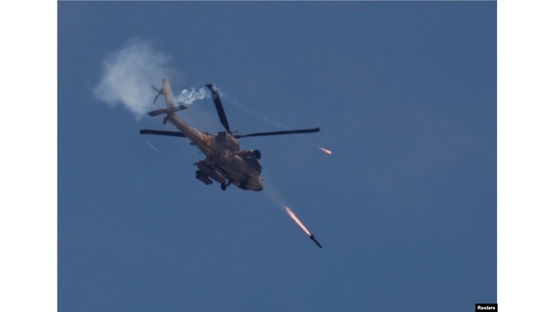 İsrail ordusuna ait bir helikopter Gazze'de hava saldırısı sırasında.