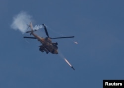 İsrail ordusuna ait bir helikopter Gazze'de hava saldırısı sırasında.