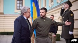 Esta fotografía tomada y publicada por el servicio de prensa presidencial de Ucrania el 8 de marzo de 2023 muestra al presidente de Ucrania, Volodymyr Zelensky (derecha), dando la bienvenida al secretario general de la ONU, António Guterres, antes de su reunión en Kiev.