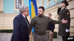 Presiden Ukraina Volodymyr Zelensky (kanan) menyambut Sekretaris Jenderal PBB António Guterres sebelum pertemuan mereka di ibu kota Kyiv, Ukraina hari Rabu (8/3). 