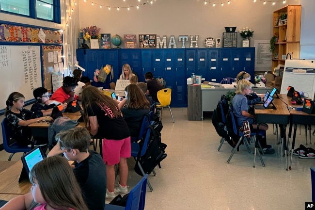 Piedmont Elementary School math teacher Cassie Holbrooks works with a small group of fourth grade students in Piedmont, Ala., on Thursday, Aug. 31, 2023. The rest of her class is working independently. (Trisha Powell Crain/AL.com via AP)