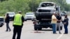 La camioneta conducida por un hombre identificado como Martín Sandoval es removida por autoridades policiales luego de que el chofer arrollara a un grupo de migrantes, la mayoría venezolanos, en una parada de bus en Brownsville, Texas, el domingo 7 de mayo de 2023.