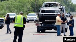 La camioneta conducida por un hombre identificado como Martín Sandoval es removida por autoridades policiales luego de que el chofer arrollara a un grupo de migrantes, la mayoría venezolanos, en una parada de bus en Brownsville, Texas, el domingo 7 de mayo de 2023.