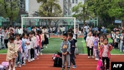 台湾强震后，与台湾临近的中国厦门的一所小学校的学生被疏散到学校操场。(2024年4月3日)