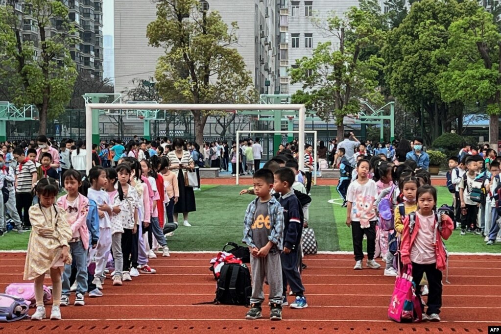 台湾强震后，与台湾临近的中国厦门的一所小学校的学生被疏散到学校操场。(2024年4月3日)(photo:VOA)