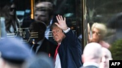 Mantan Presiden AS Donald Trump tiba di Trump Twoer di New York, pada 3 April 2023. (Foto: AFP/Andrew Caballero-Reynolds)