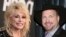 Dolly Parton y Garth Brooks serán los anfitriones de los Premios de la Academia de Música Country, ACM, el 11 de mayo de 2023. (Foto AP)