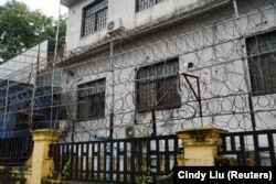 Sebuah rumah di Kota Sihanoukville, Kamboja, yang diduga menjadi tempat penampungan korban perdagangan manusia, saat penggerebekan oleh polisi, 21 September 2022. (Foto: Cindy Liu/Reuters)