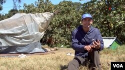 Luis Alfredo Muñoz en diálogo con la VOA en su refugio improvisado en el sur de Bogotá. [Foto: Juan Hernández, VOA]. 