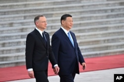中国领导人习近平在北京人大会堂外为到访的波兰总统杜达（ Andrzej Duda）举行欢迎仪式。（2024年6月24日）