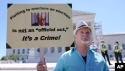 Muškarac protestira ispred Vrhovnog suda, 1. jula 2024. u Washingtonu.