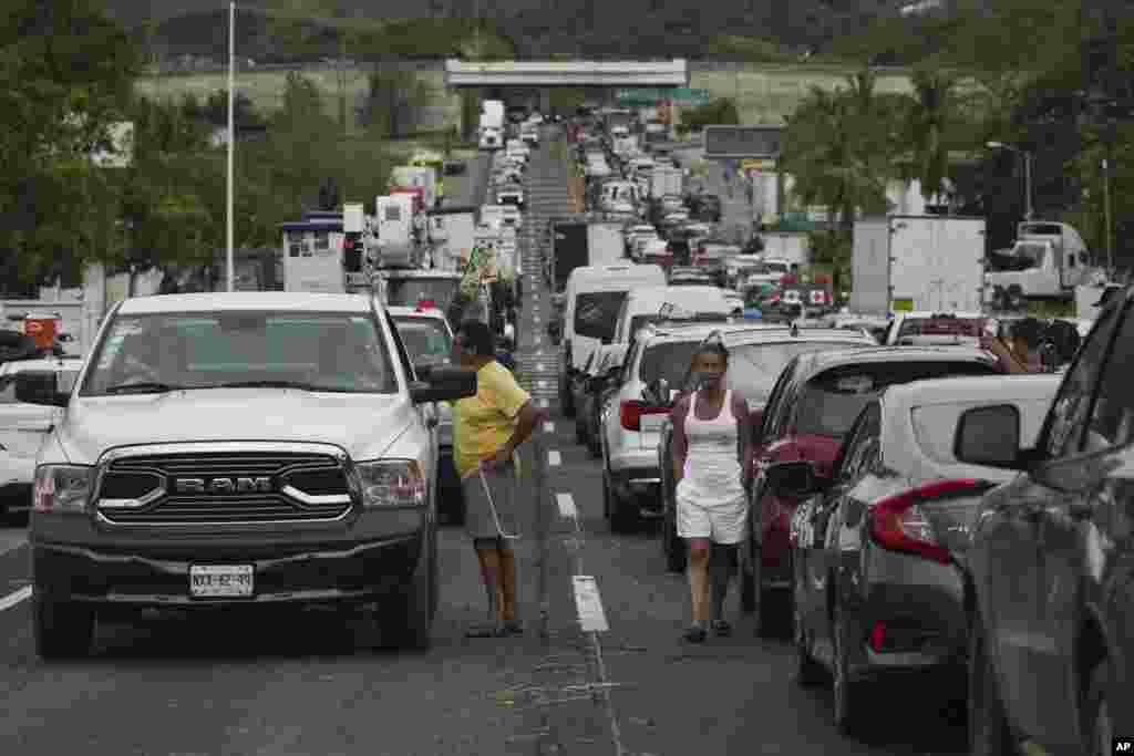 Las autoridades tardaron casi todo el miércoles en reabrir parcialmente la carretera principal que conecta Acapulco con la capital del estado, Chilpancingo, y la Ciudad de México.